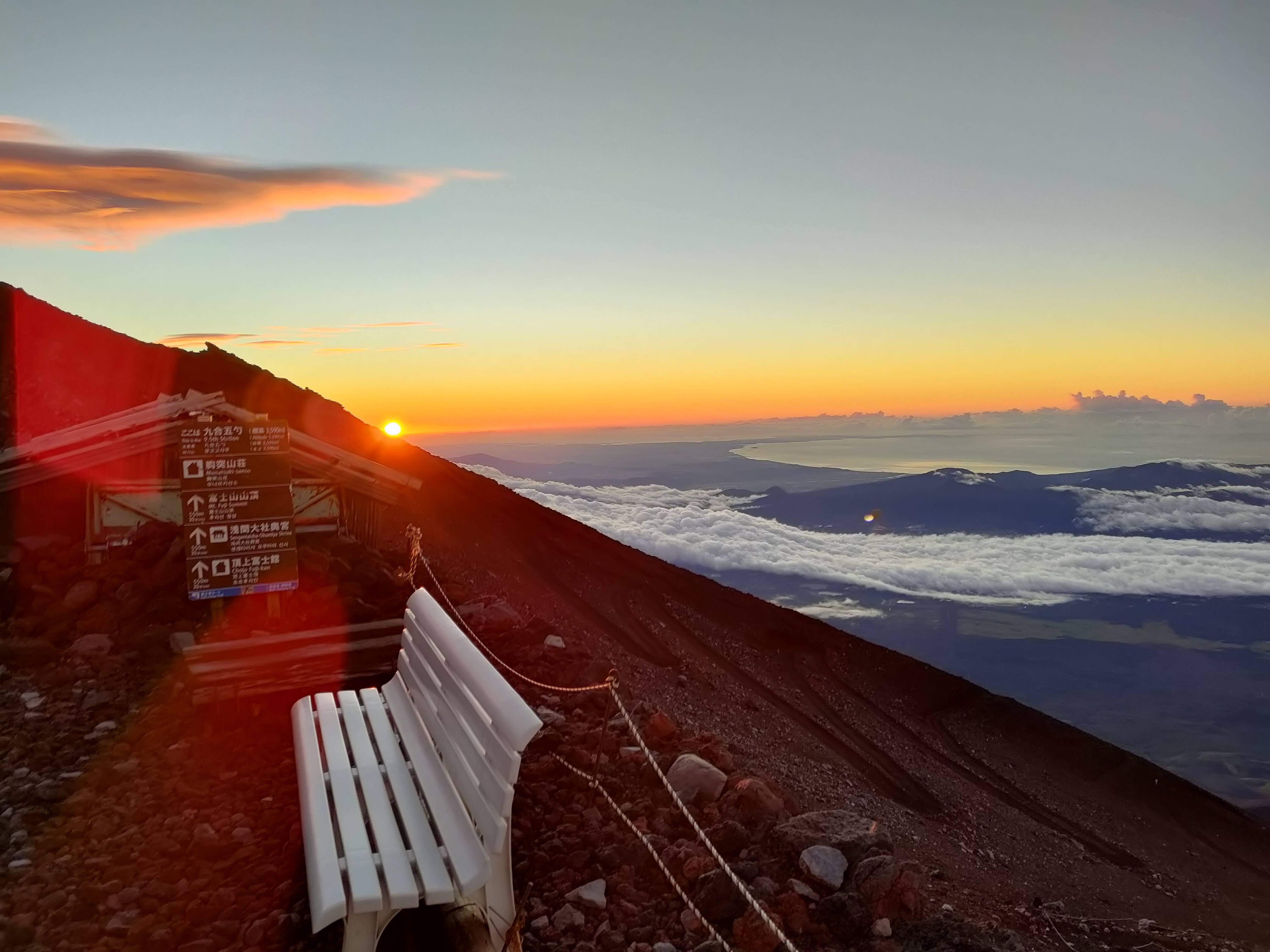 胸突山荘からの夜明けの景色
