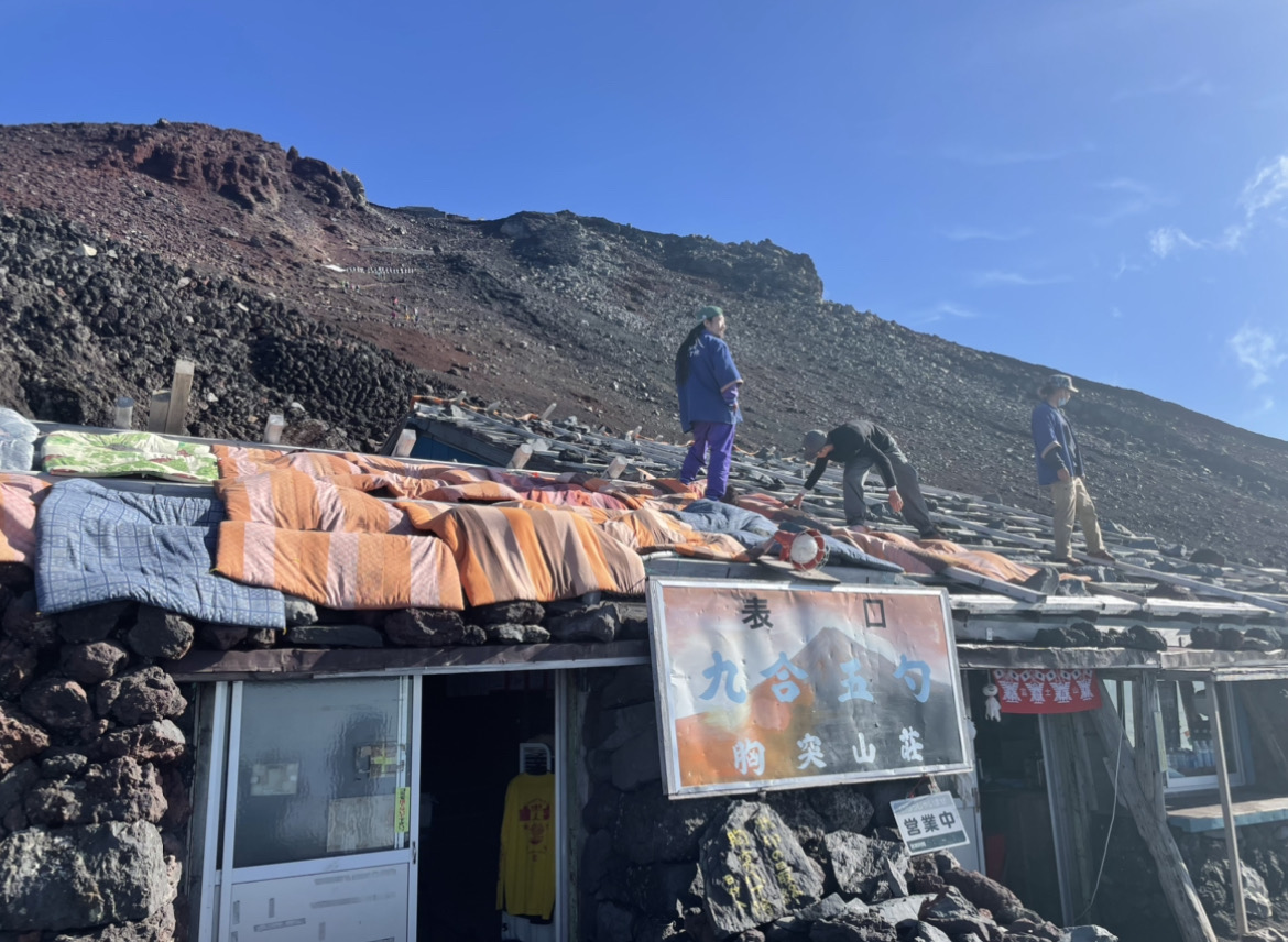 屋上での布団干しの様子